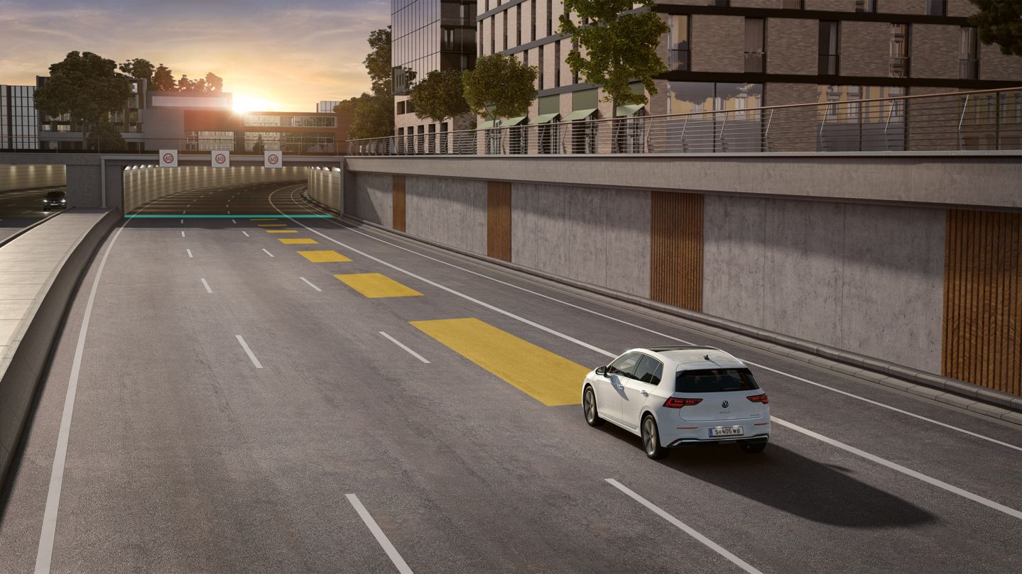 Illustration zeigt schematisch anhand eines VW Golf die Funktionsweise der automatischen Distanzregelung ACC.