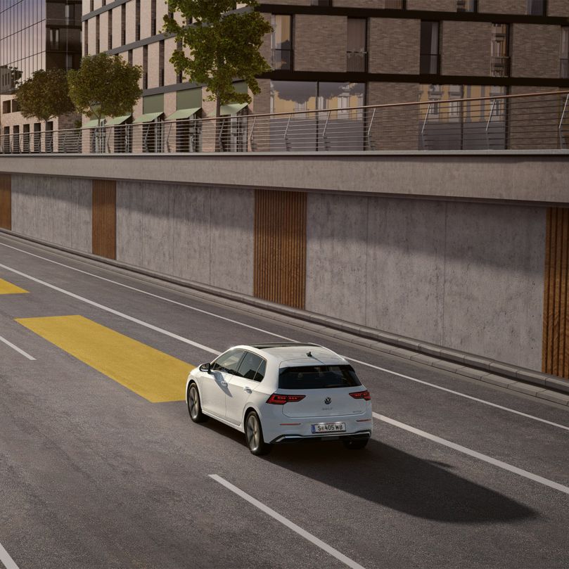 Illustration zeigt schematisch anhand eines VW Golf die Funktionsweise der automatischen Distanzregelung ACC.
