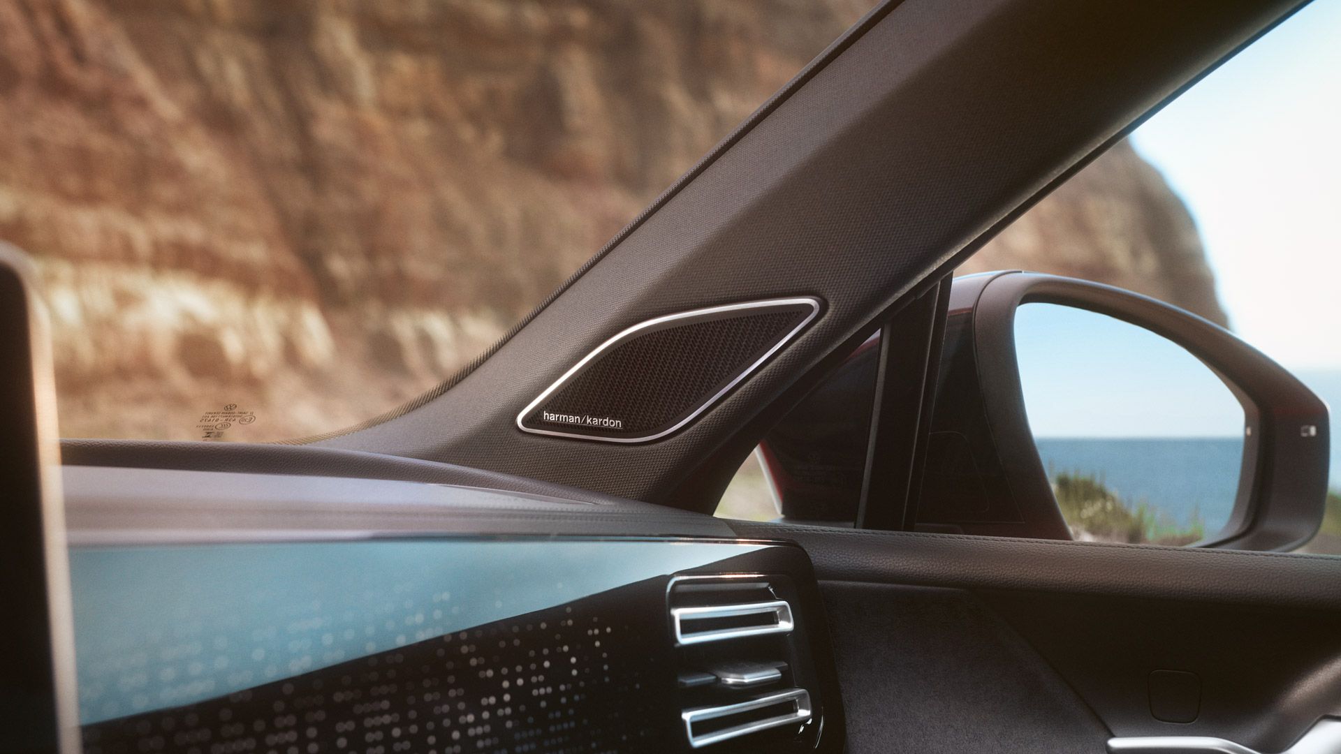 Detailansicht des Lausprechers von Harman Kardon in der A-Säule eines VW Tiguan.