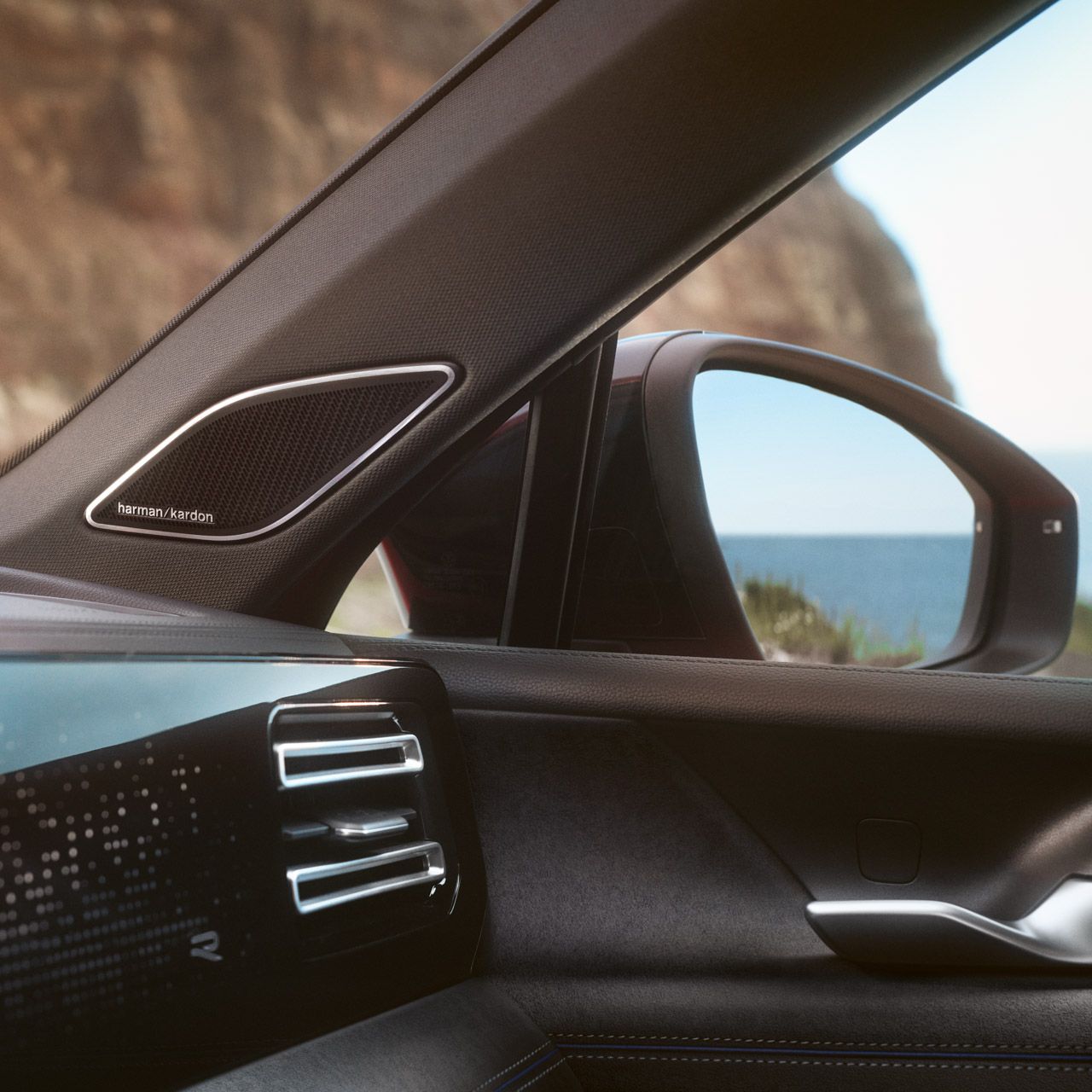 Detailansicht des Lausprechers von Harman Kardon in der A-Säule eines VW Tiguan.