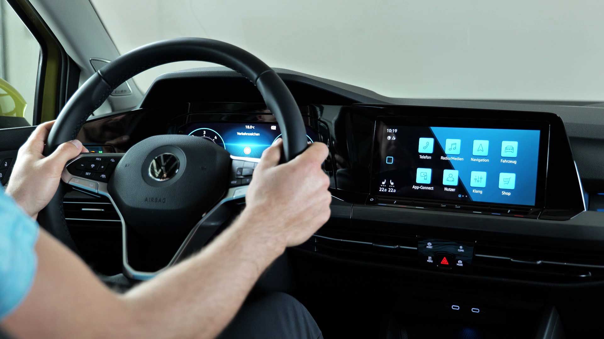 Fokus auf Lenkrad und Bildschirm mit ersten Schritten