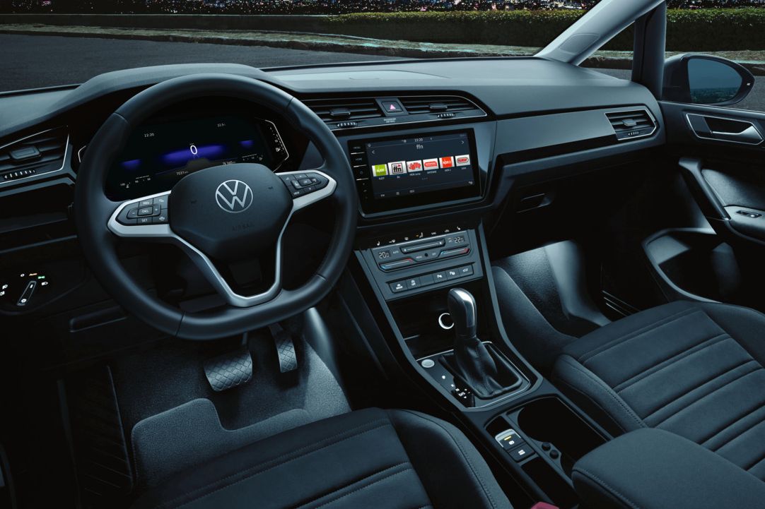 Interieur des VW Touran mit Ambientebeleuchtung