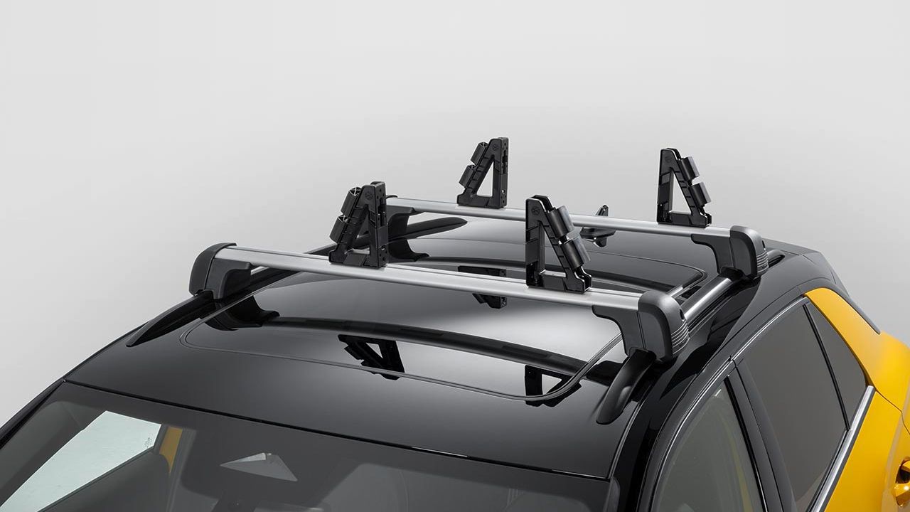 Volkswagen Dachträger mit Universalhaltern auf dem Dach eines gelben Volkswagen T-Roc.