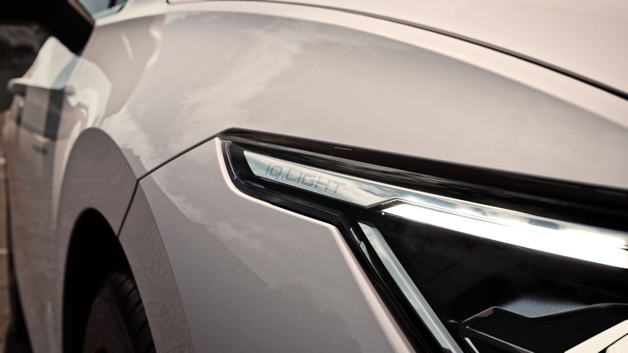 Die LED-Matrixscheinwerfer im Fokus eines weißen VW Golf.