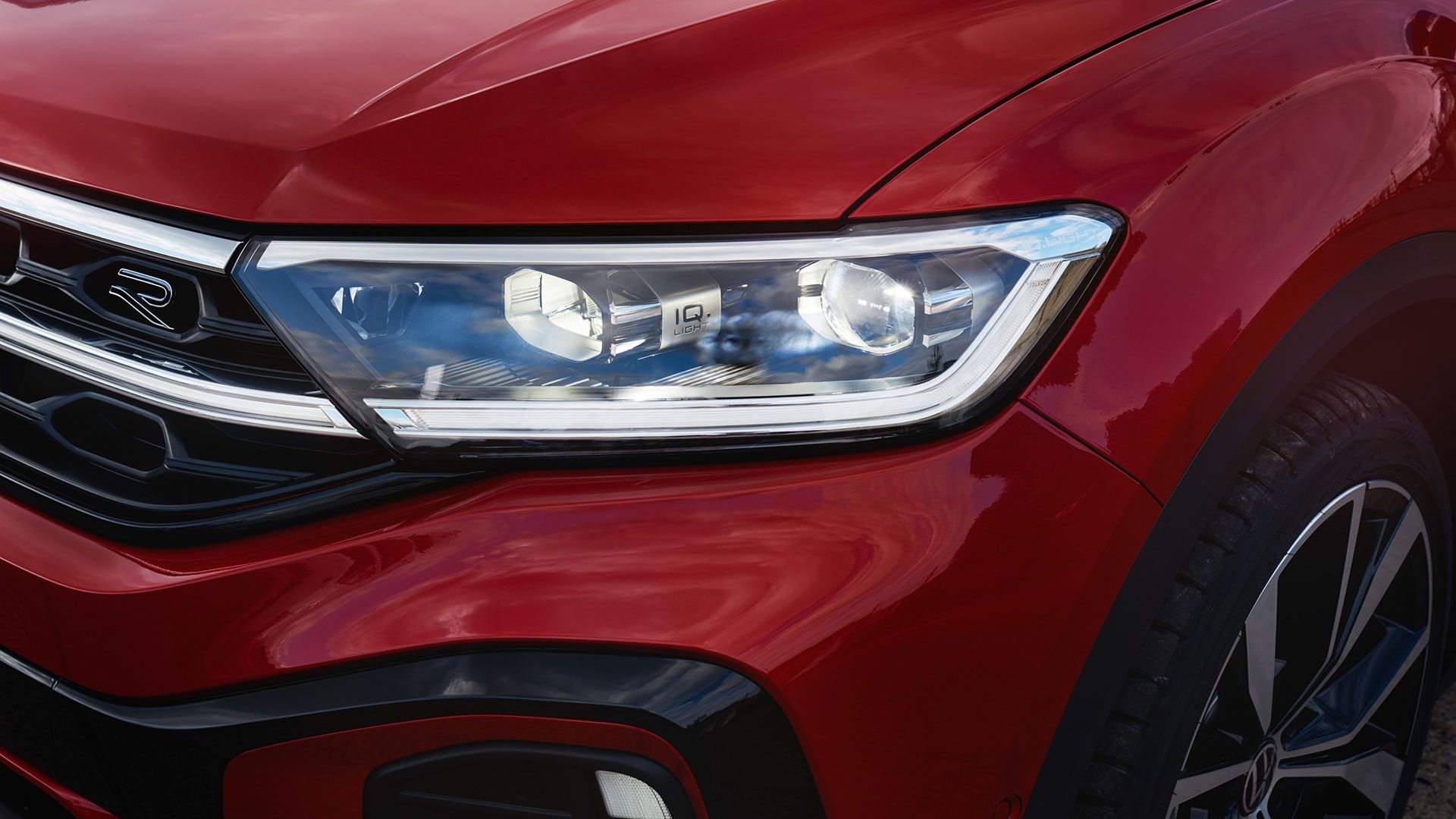 Detail des rechten Frontscheinwerfers IQ.LIGHT im VW T-Roc Cabriolet in Rot.