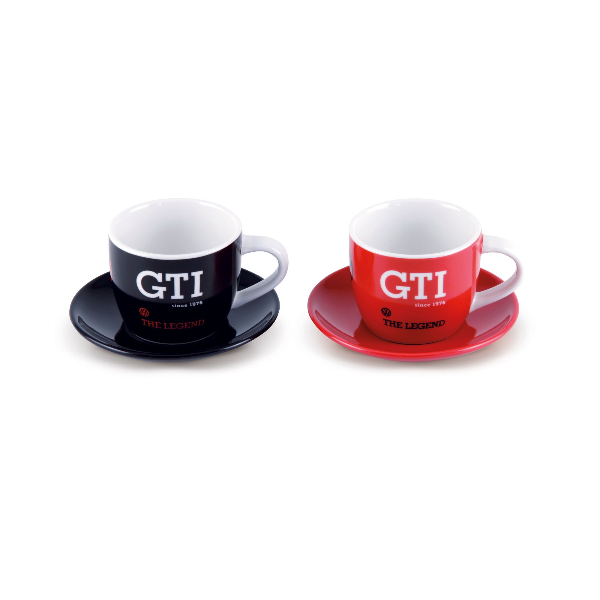 Zwei Kaffeetassen mit passenden Untertassen. Die linke Tasse ist schwarz und die rechte Tasse ist rot, beide haben die Aufschrift "GTI" und "THE LEGEND". Das Design wirkt sportlich und elegant.