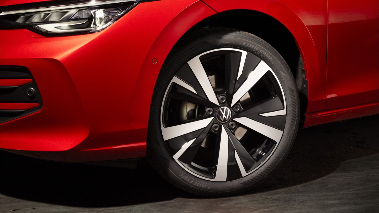 Detailaufnahme der 18-Zoll Leichtmetallräder "Catania" eines roten VW Golf Falco Edition. Auf dem Boden ist eine Spiegelung zu sehen. 