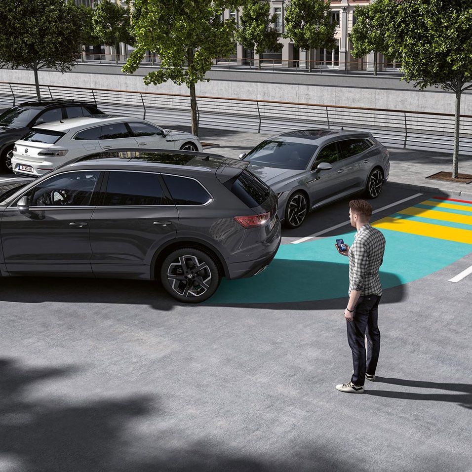 Grafik zeigt, wie der Parkassistent Park Assist Pro im VW Touareg funktioniert. 