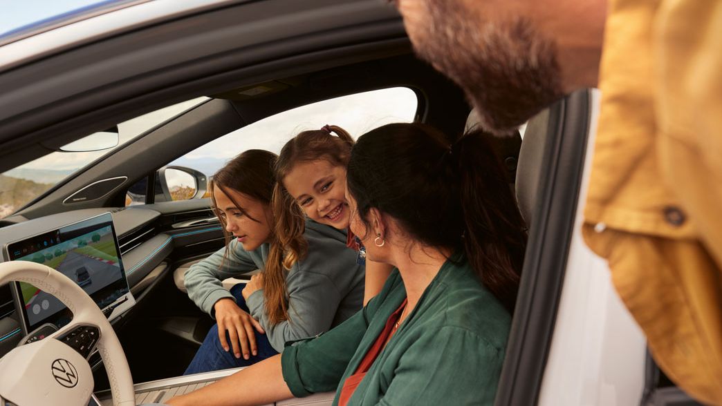 Eine Familie nutzt das Spiele-Angebot des Infotainment-Systems im Innenraum eines Volkswagen.