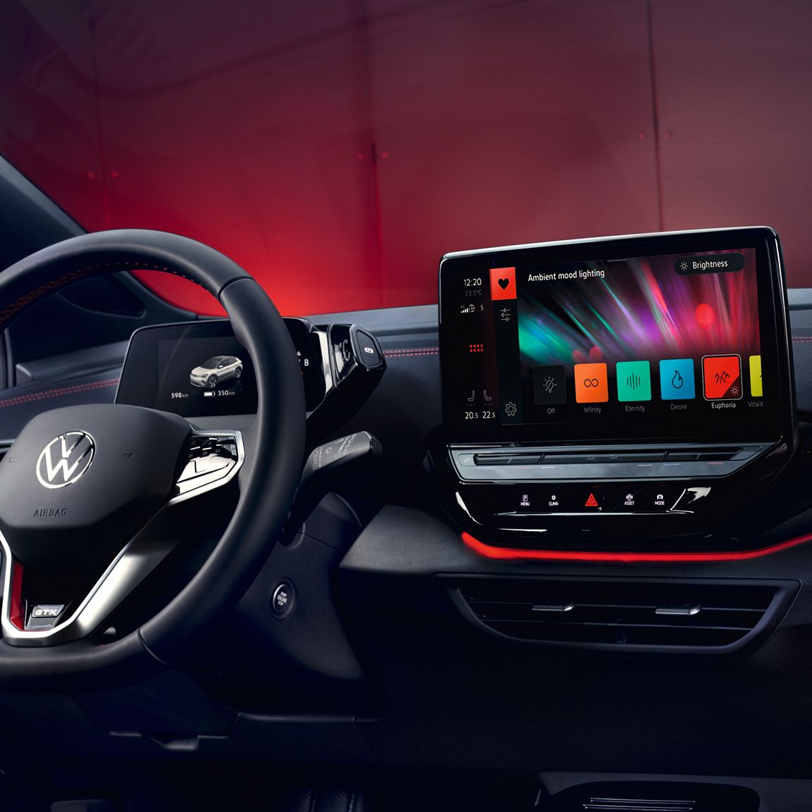 Innenansicht der Beifahrerseite des VW ID.4 GTX mit roter Ambientebeleuchtung