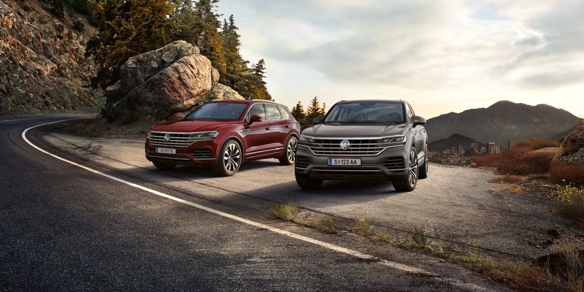 Zwei VW Touareg parken am Straßenrand