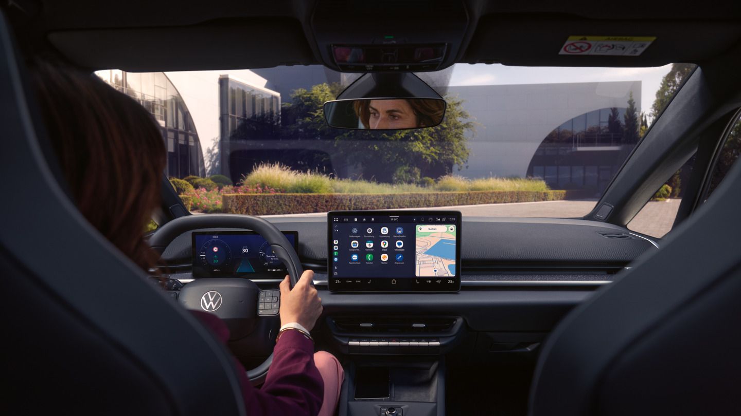 Auf dem Center-Display im Cockpit eines VW ID.3 Neo sind Apps dargestellt