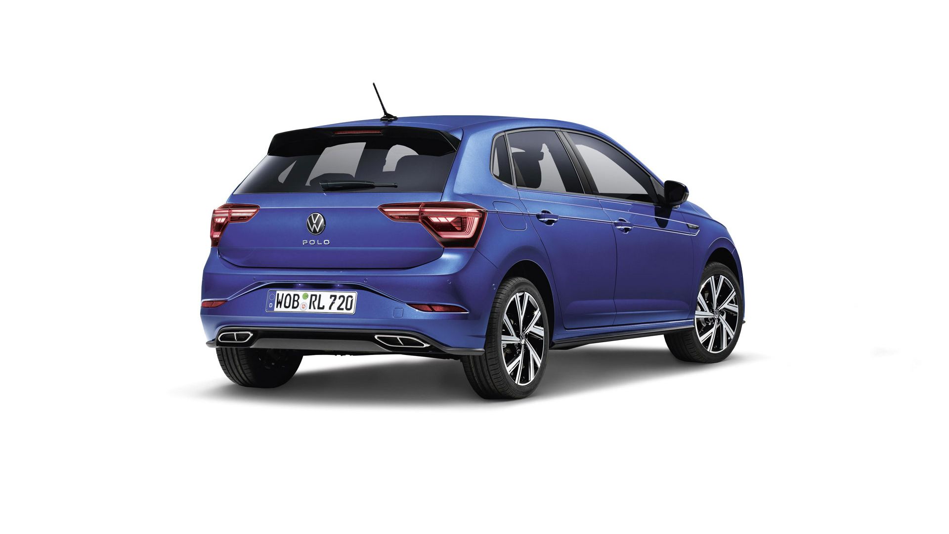 Dieses Bild zeigt einen blauen VW Polo 6 R-Line von hinten. Das Auto hat fünf Türen und schwarze Felgen. Die Rücklichter sind modern geformt.