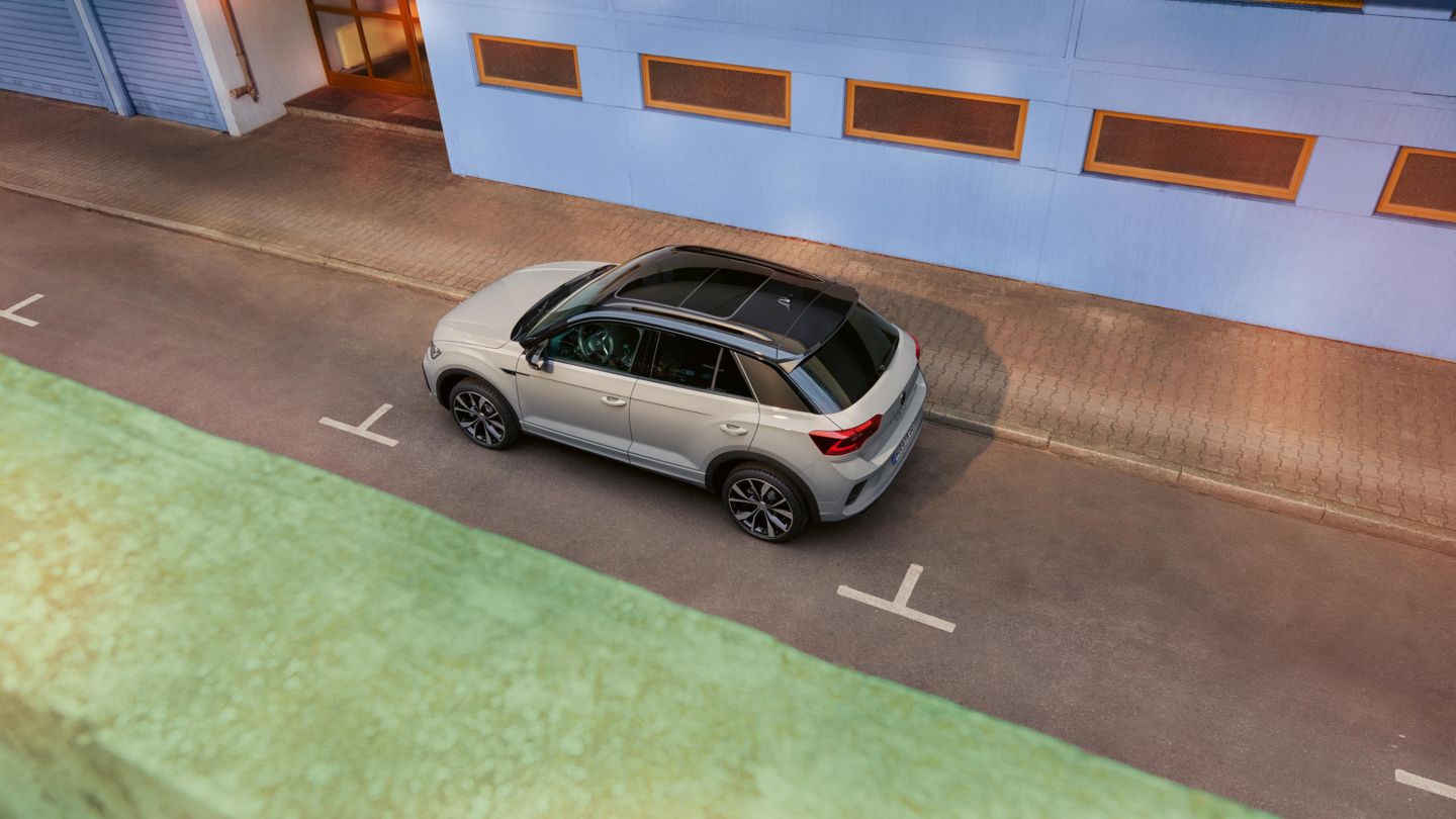  Blick auf den VW T-Roc R-Line Black Style mit Panoramadach von oben