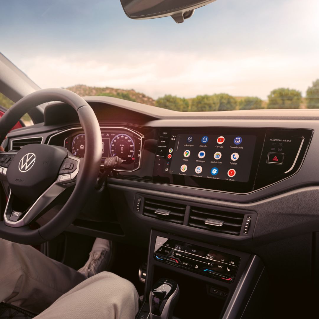 Cockpit eines VW Taigo mit Multifunktionslenkrad und Infotainmentsystem.