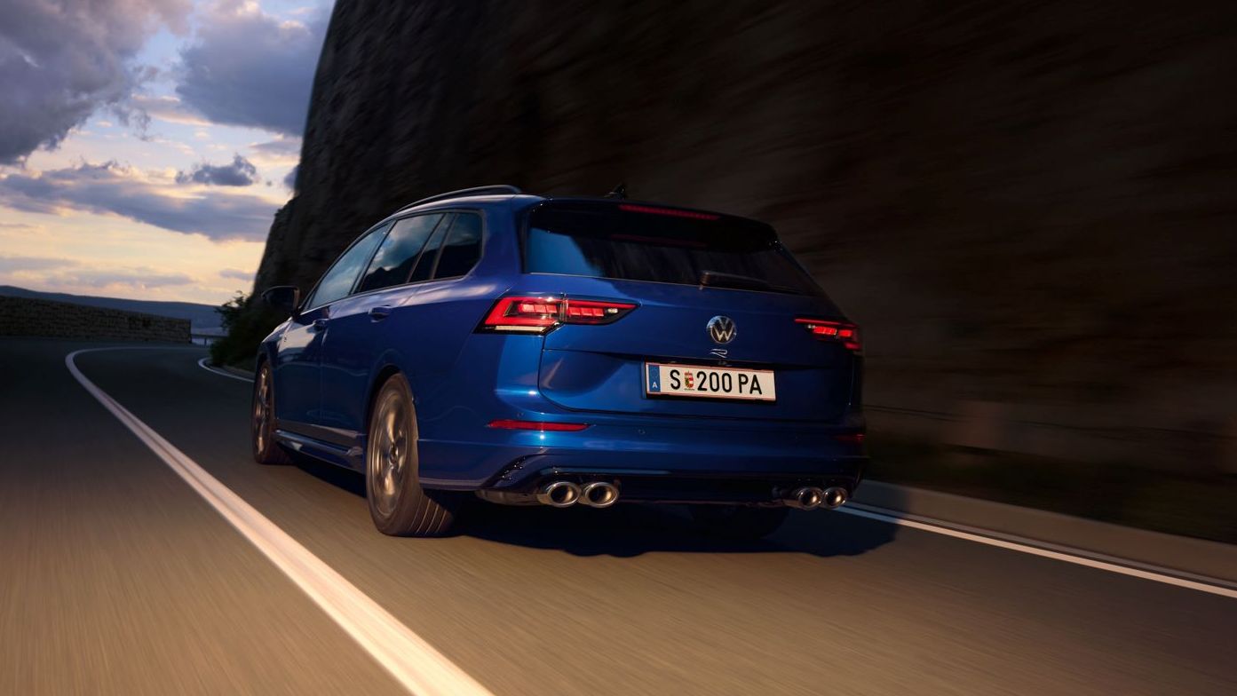 Golf Variant R auf der Landstraß unterwegs zwischen zwei Klippen.