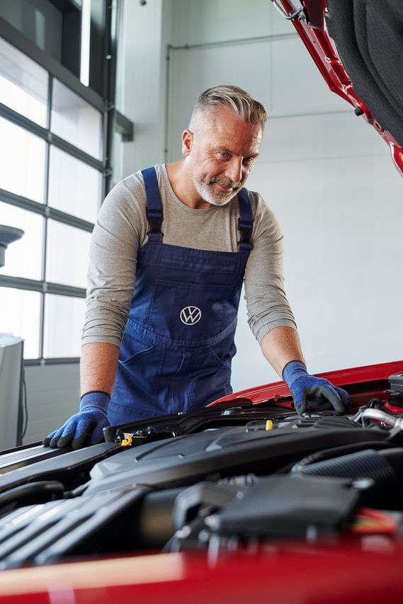 Volkswagen Service-Techniker beim Schnellservice
