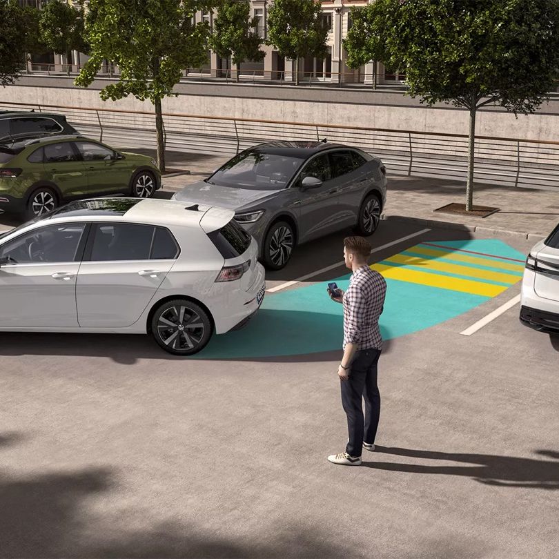 Illustration zeigt schematisch anhand eines VW Golf die Funktionsweise des Park Assist Pro.