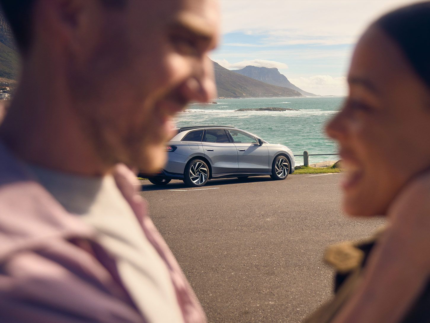 Zwei Personen umarmen sich vor einem ID.7 Tourer.