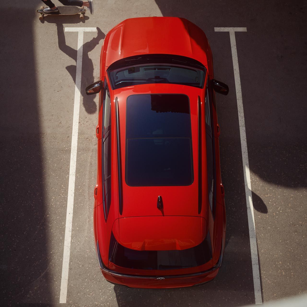 Topshot eines roten VW Tiguan R-Line mit Panorama-Ausstell-/ Schiebedach