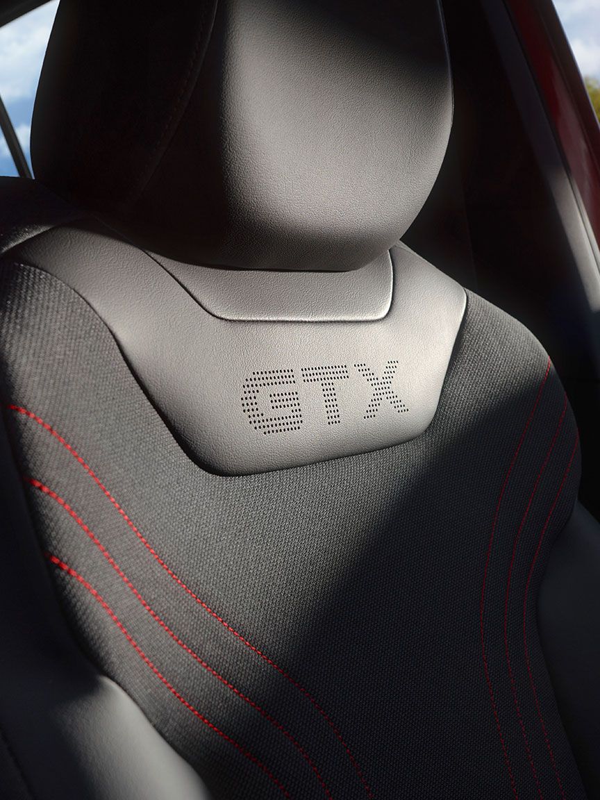 Detailansicht des GTX-Logo auf dem Fahrersitz eines VW ID.5 GTX mit roten Ziernähten.