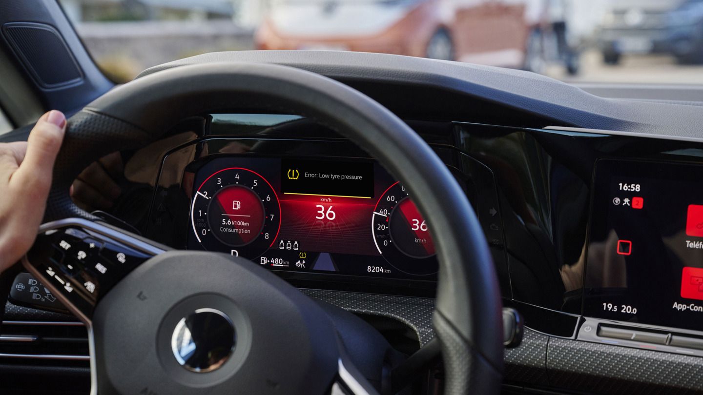 Nahaufnahme des VW-Cockpits mit beleuchtetem Warnlicht