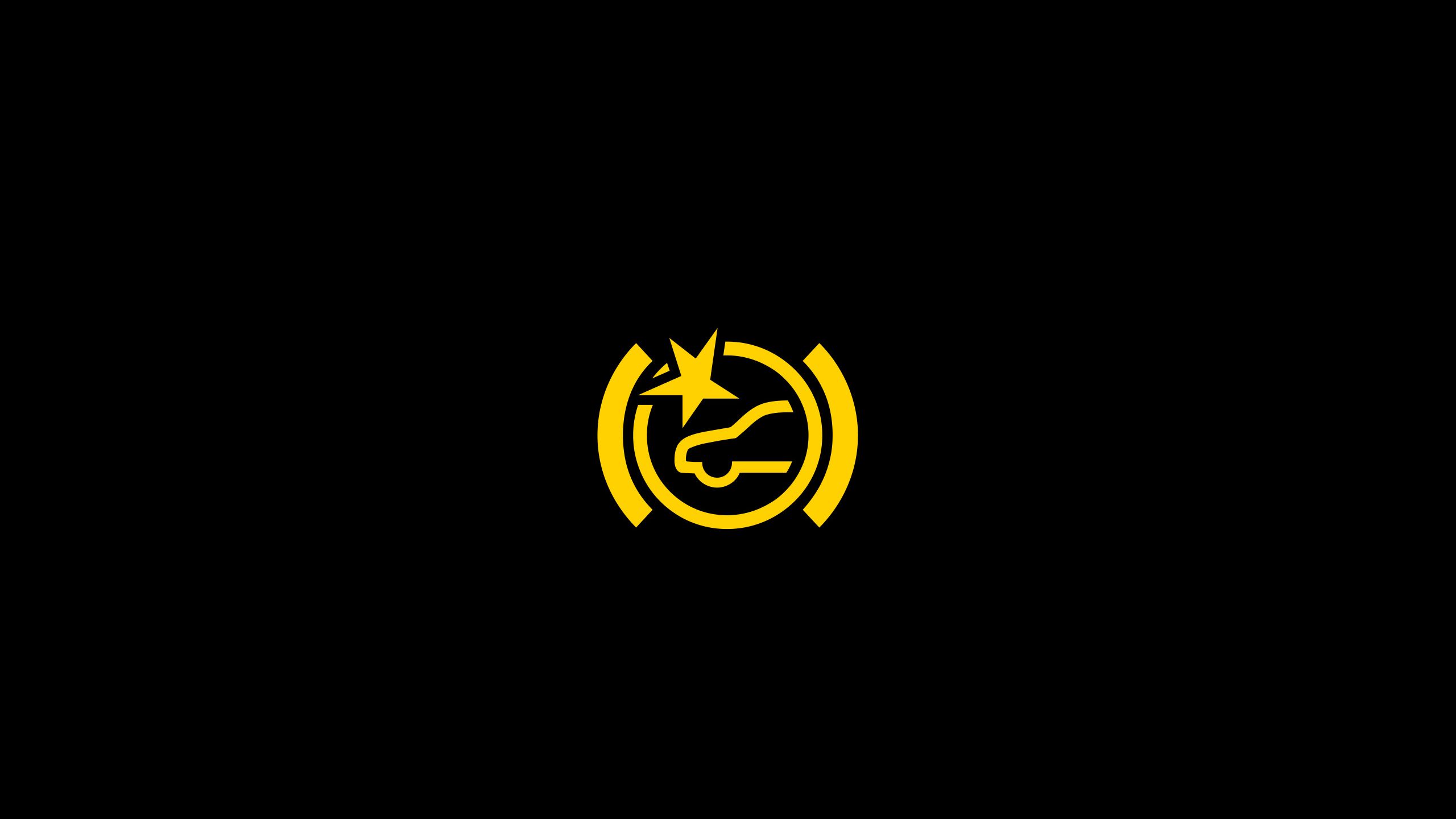 Ein gelbes Symbol auf schwarzem Hintergrund, das Fahrzeug und einen Aufprall zeigt. Symbole wie diese werden häufig in Fahrzeug-Dashboards verwendet. Das Symbol weist möglicherweise auf einen baldigen Zusammenstoß mit einem Objekt hin.