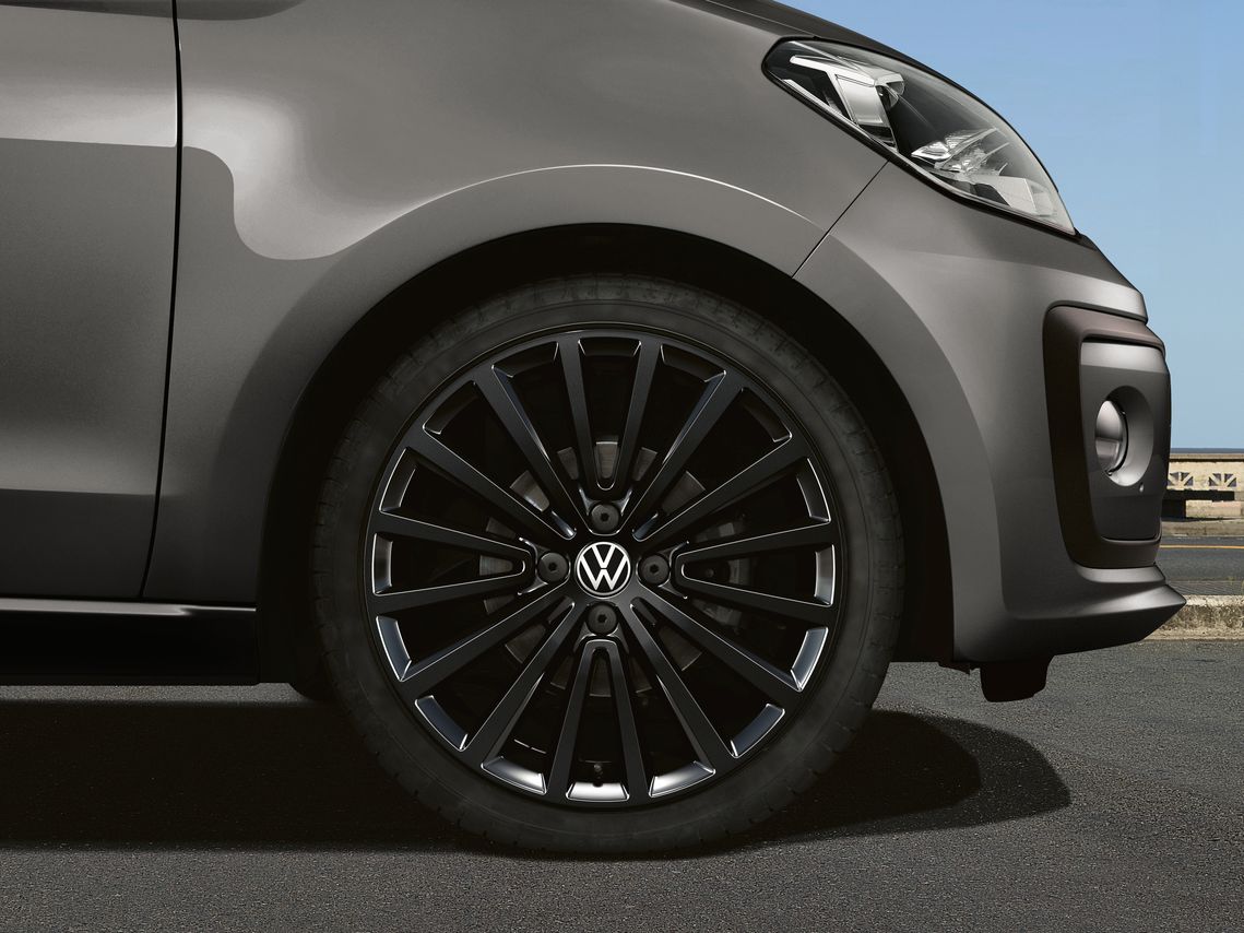 Detailaufnahme der Felge polygon black des VW up!
