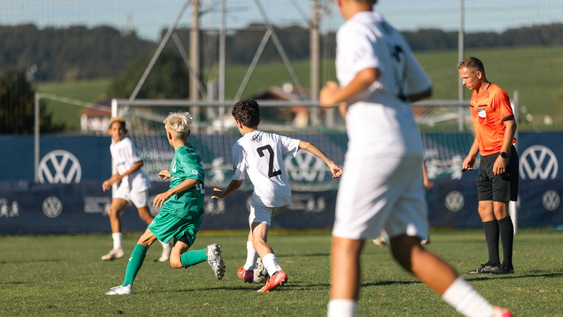 Zwei Teams spielen Fußball beim VW Junior Masters Regionalturnier