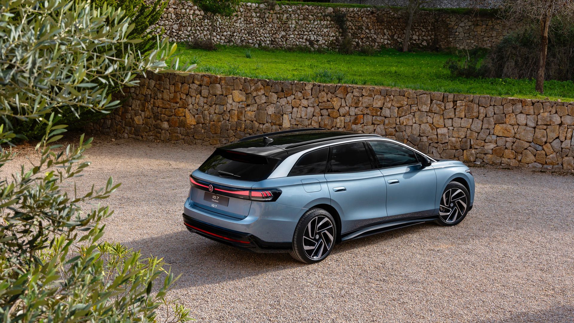 Seitliche Heckansicht des VW ID.7 Tourer.