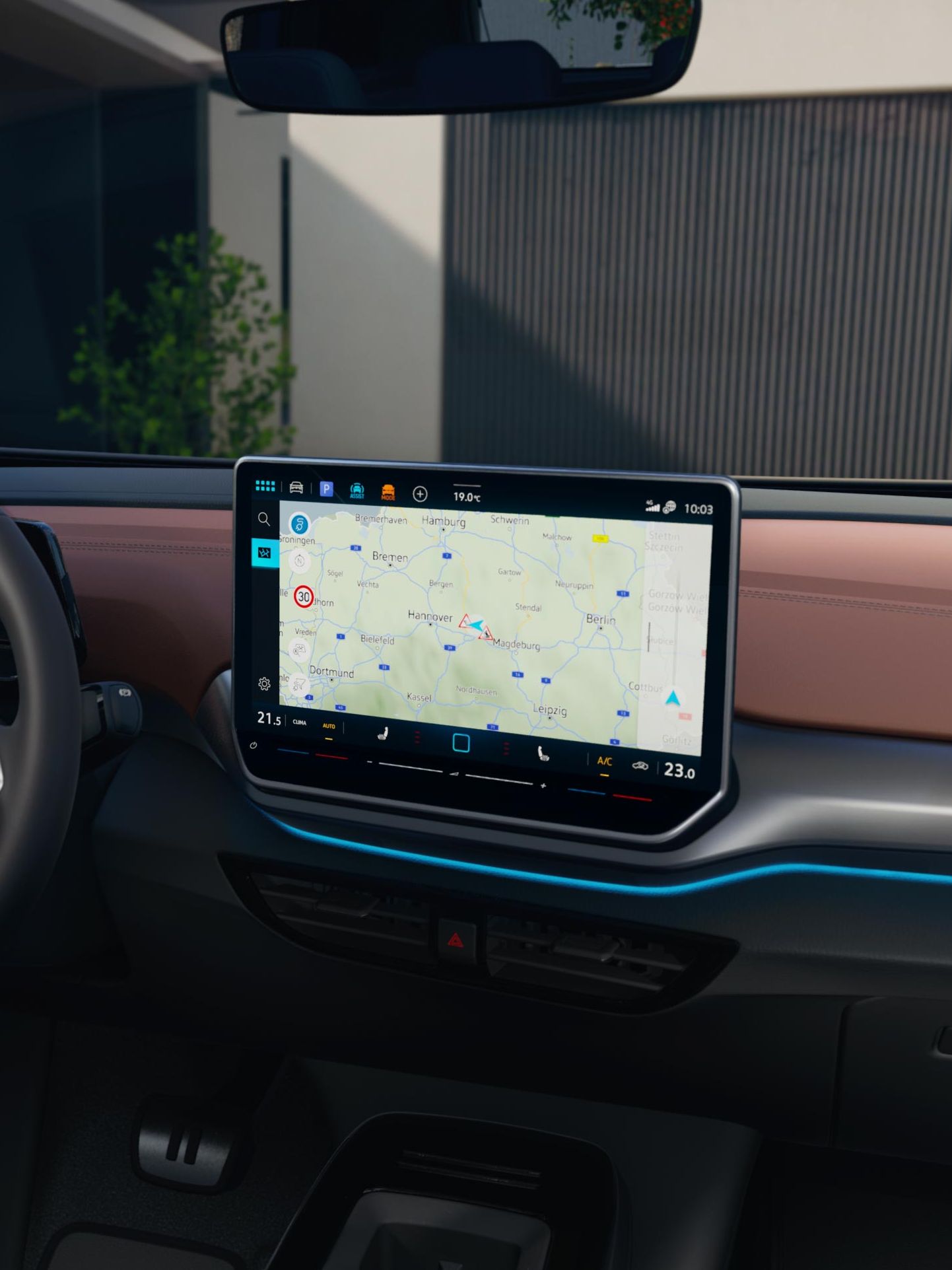 Detailaufnahme des Infotainment-Displays im VW ID.4. Das Display zeigt eine Navigationskarte.