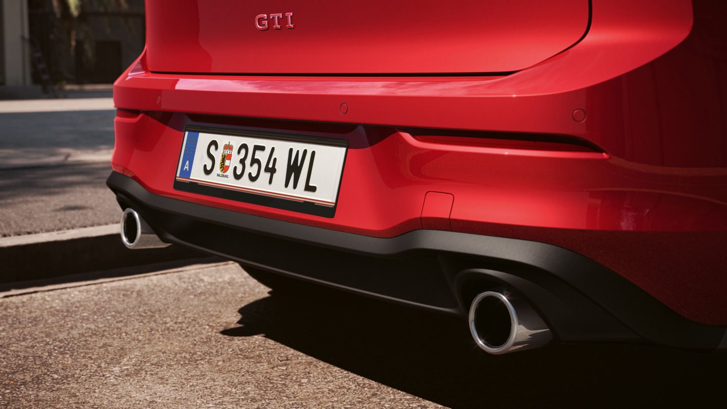 Heckansicht eines roten VW Golf GTI mit Doppelauspuffanlage mit links und rechts angeordneten Endrohren.