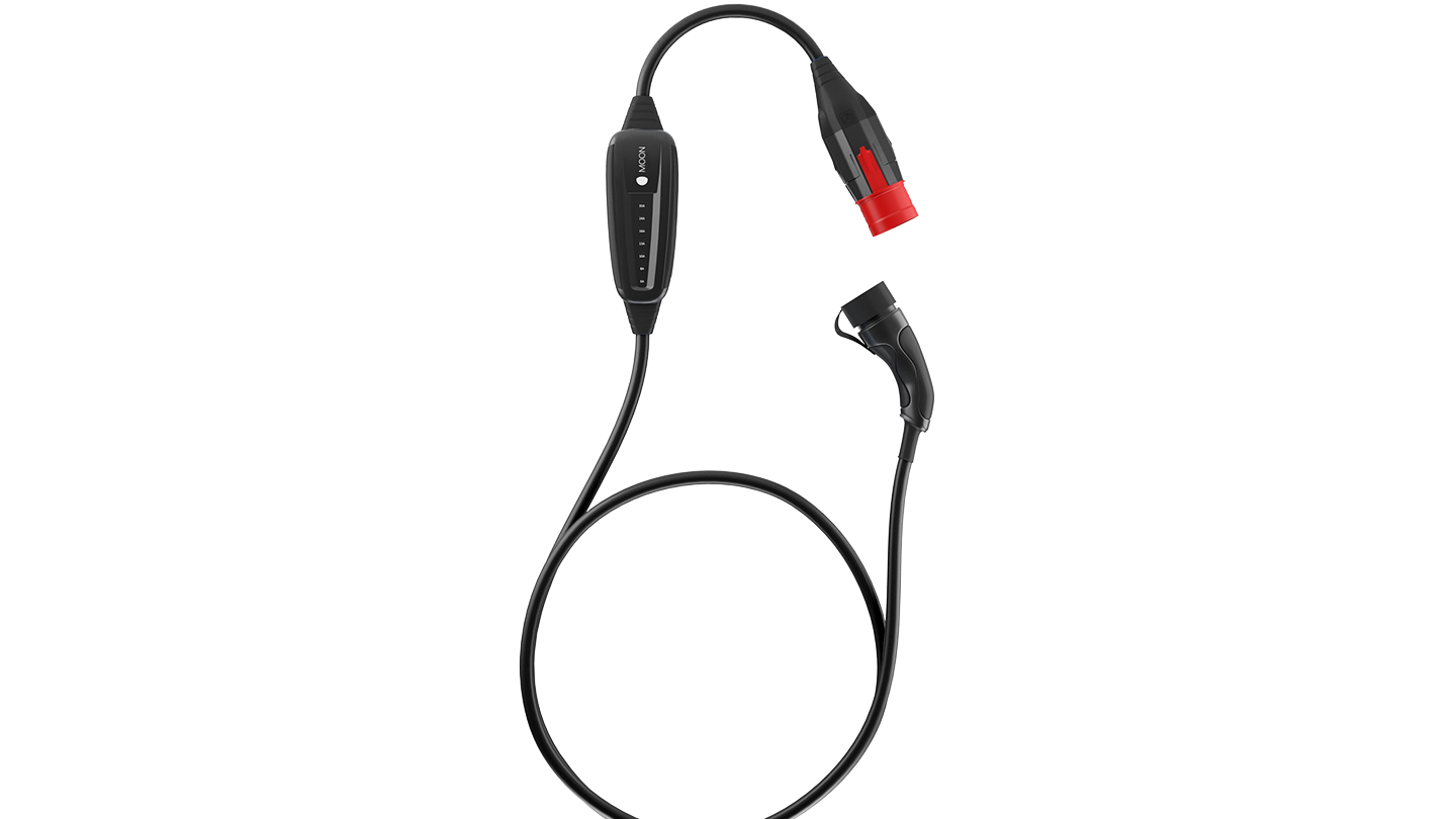 Schwarzes Ladekabel. An einem Ende befindet sich ein Stecker mit roter Markierung, am anderen Ende ein gebogener Anschlussstecker. 