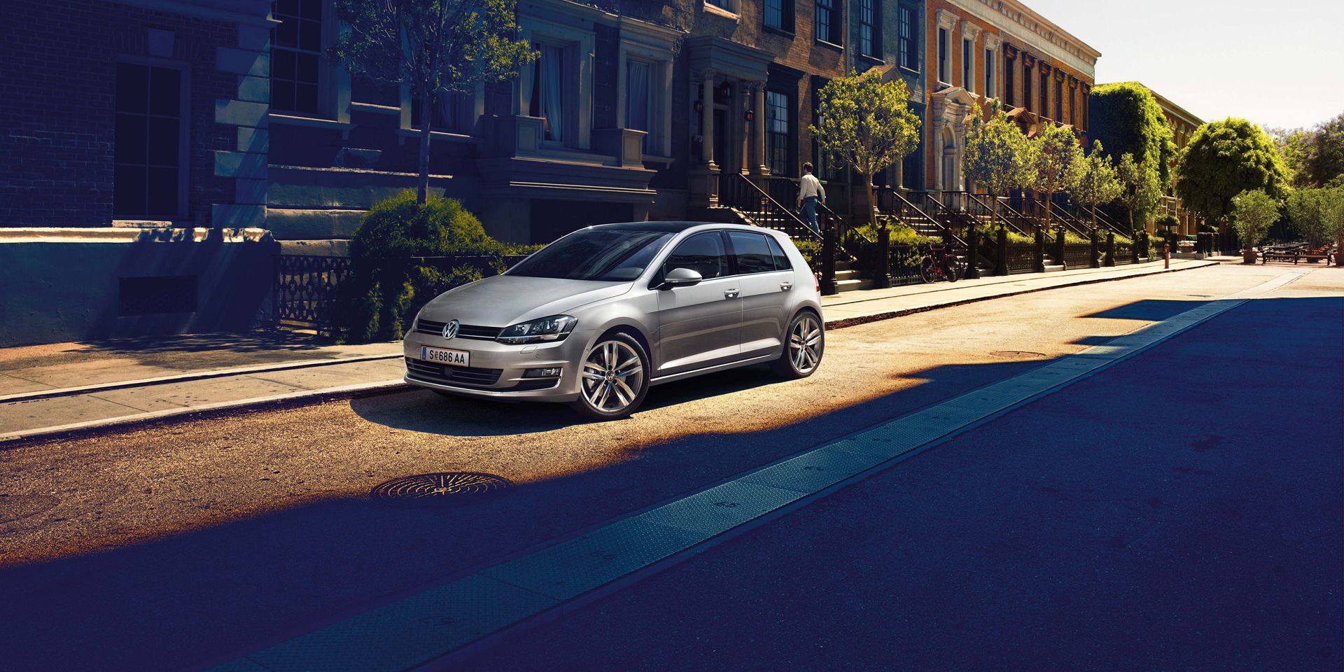 Silberner VW Golf 7 Vorgängermodell in der Seitenansicht beim Fahren
