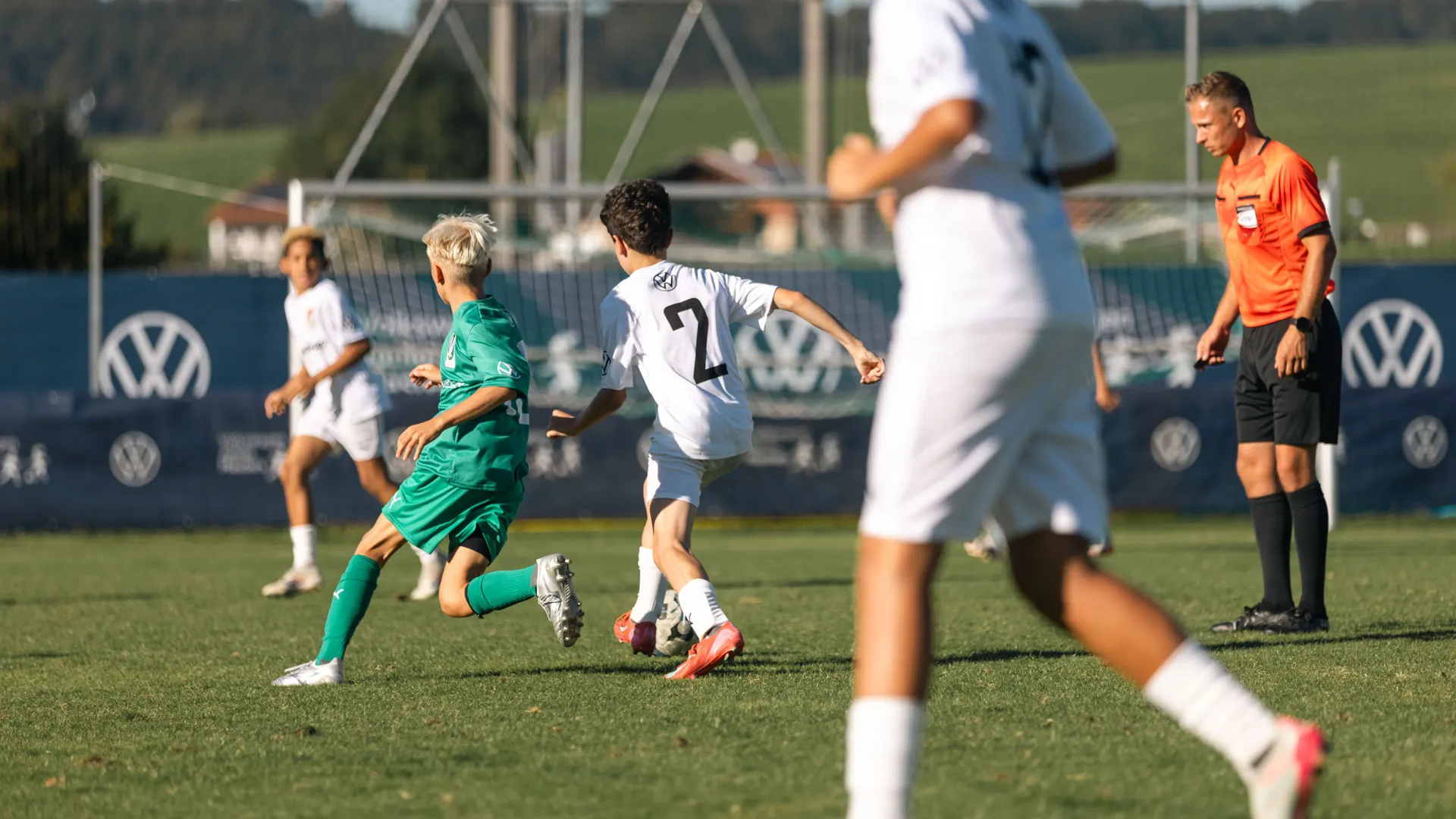 Zwei Teams spielen Fußball beim VW Junior Masters Regionalturnier