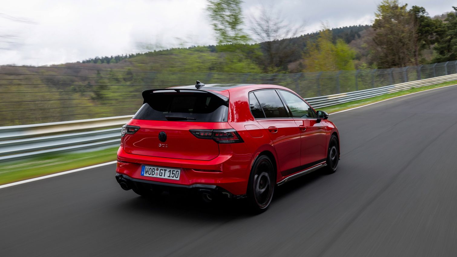 Ein roter VW Golf GTI EDITION 50 fährt auf einer Straße