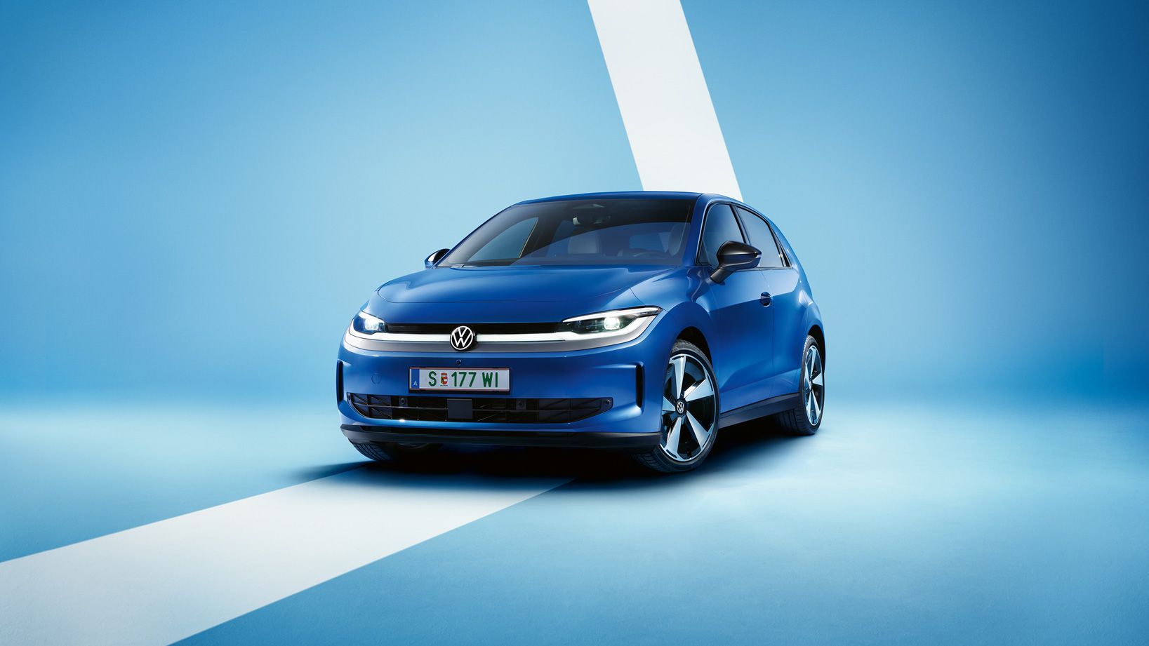 Ein blauer VW ID. Polo Style von schräg vorne vor einem hellblauen Hintergrund.