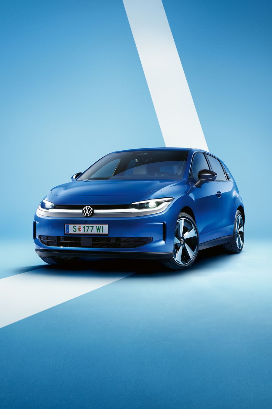 Ein blauer VW ID. Polo Style von schräg vorne vor einem hellblauen Hintergrund.