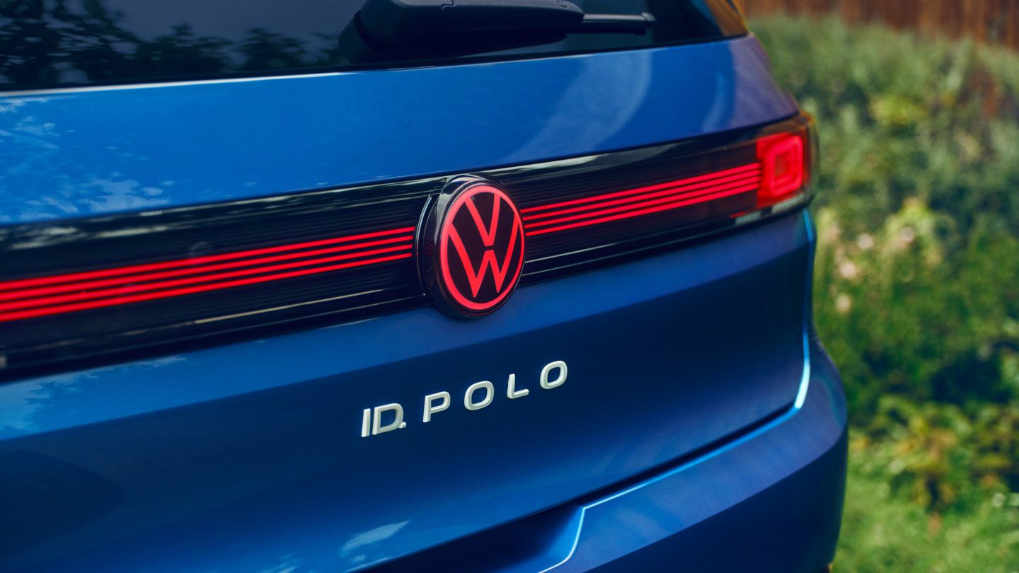 LED-Rückleuchten mit beleuchtetem Volkswagen Logo eines blauen VW ID. Polo Style.