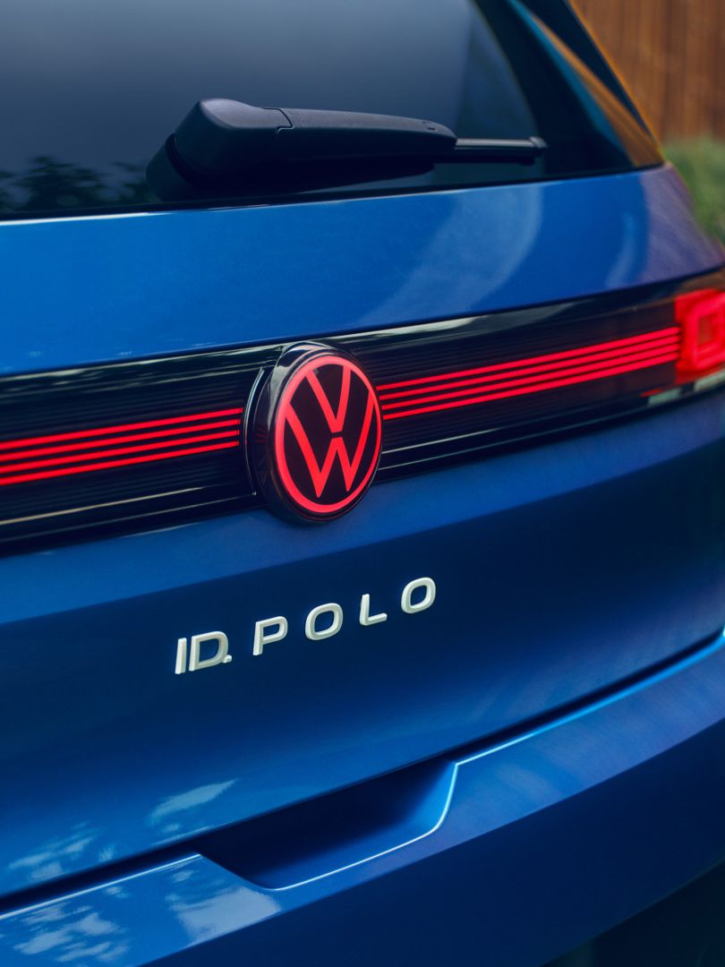 LED-Rückleuchten mit beleuchtetem Volkswagen Logo eines blauen VW ID. Polo Style.