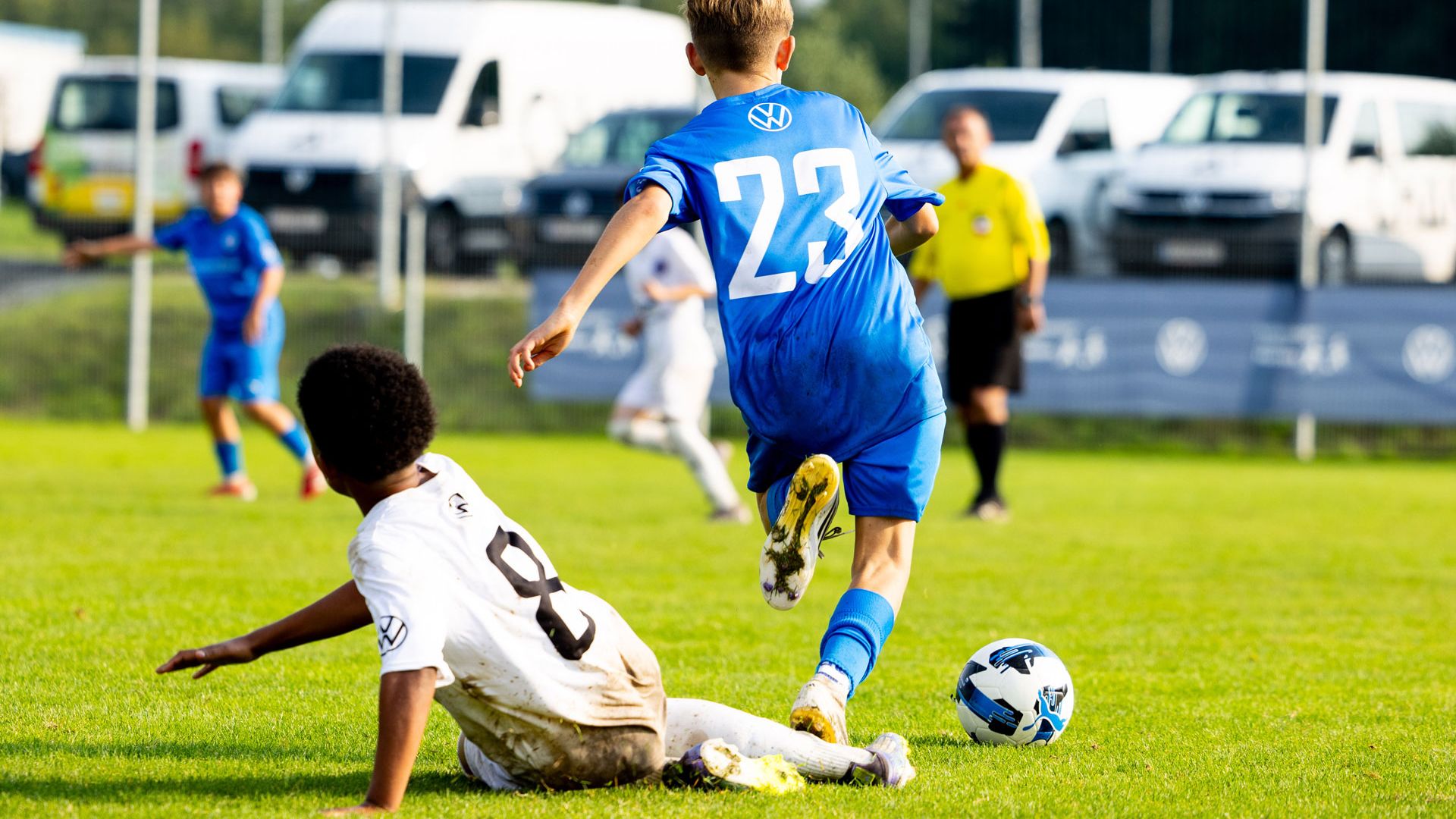 Zwei Fußballspieler beim VW Junior Masters Regionalturnier