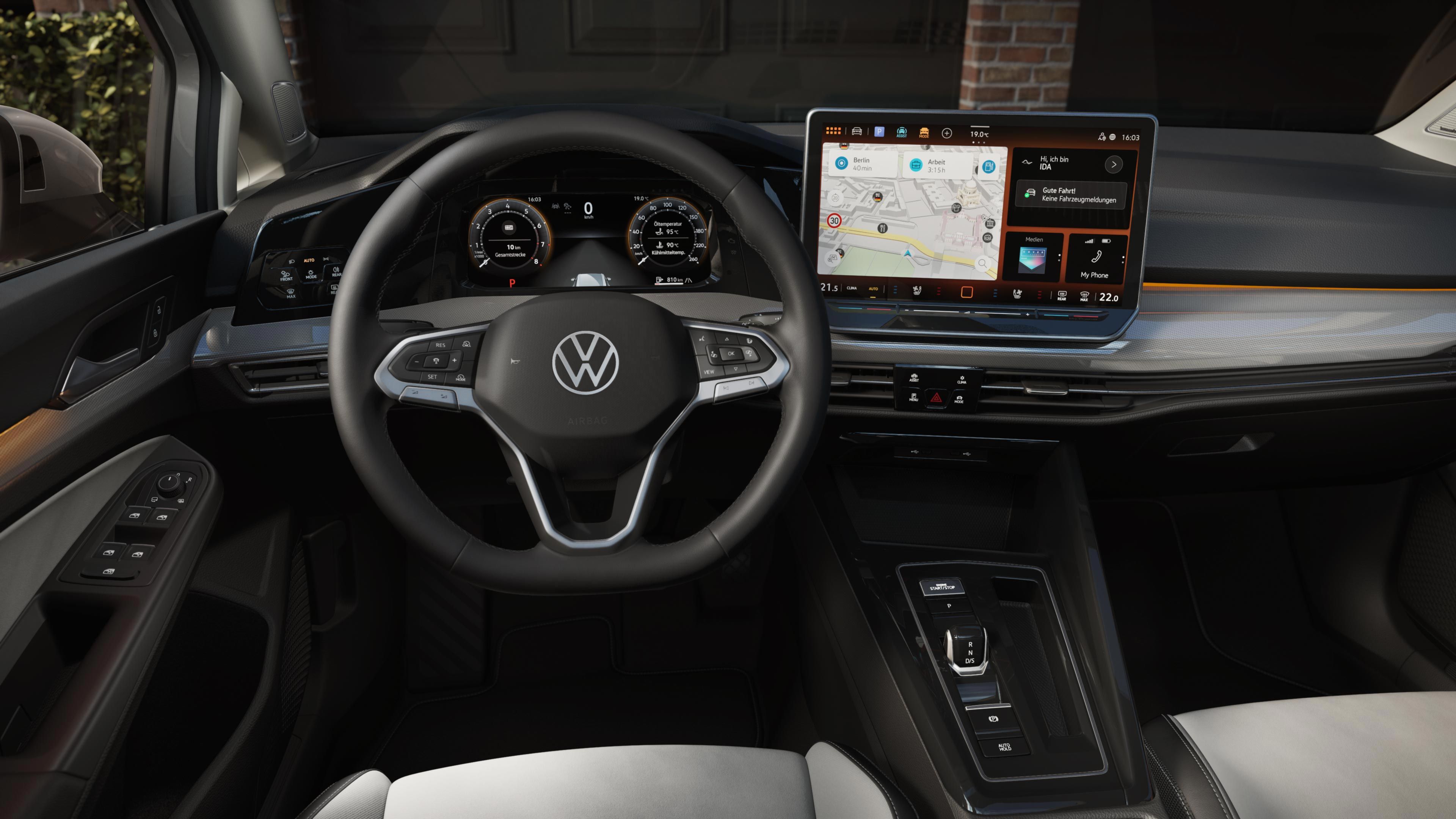 Lenkrad, Digital Cockpit und Infotainment des VW Golf Variant