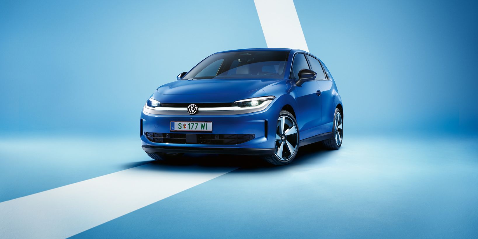 Ein blauer VW ID. Polo Style von schräg vorne vor einem hellblauen Hintergrund.