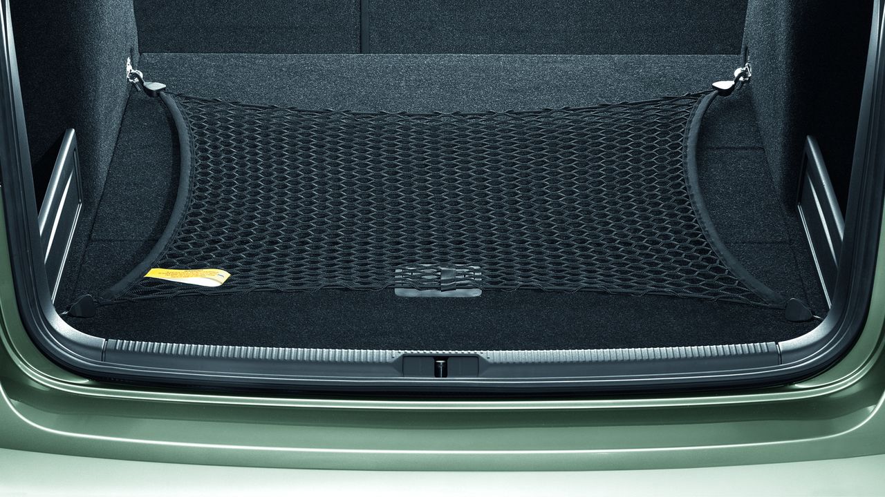 Ein Volkswagen Gepäcknetz im Kofferraum eines grünen Volkswagen.