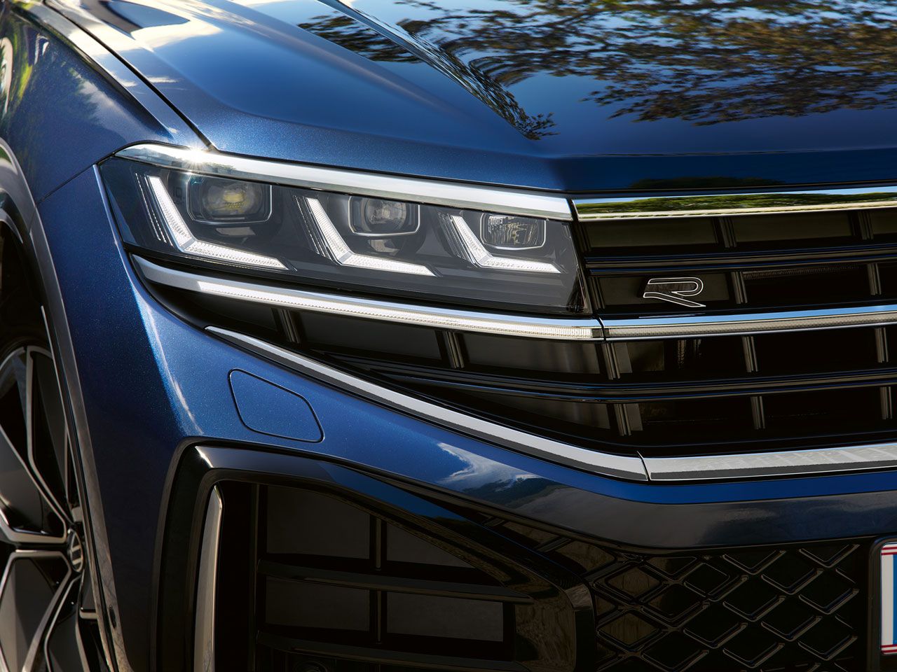 HD-Matrix-Scheinwerfer des VW Touareg R-Line mit R-Logo.