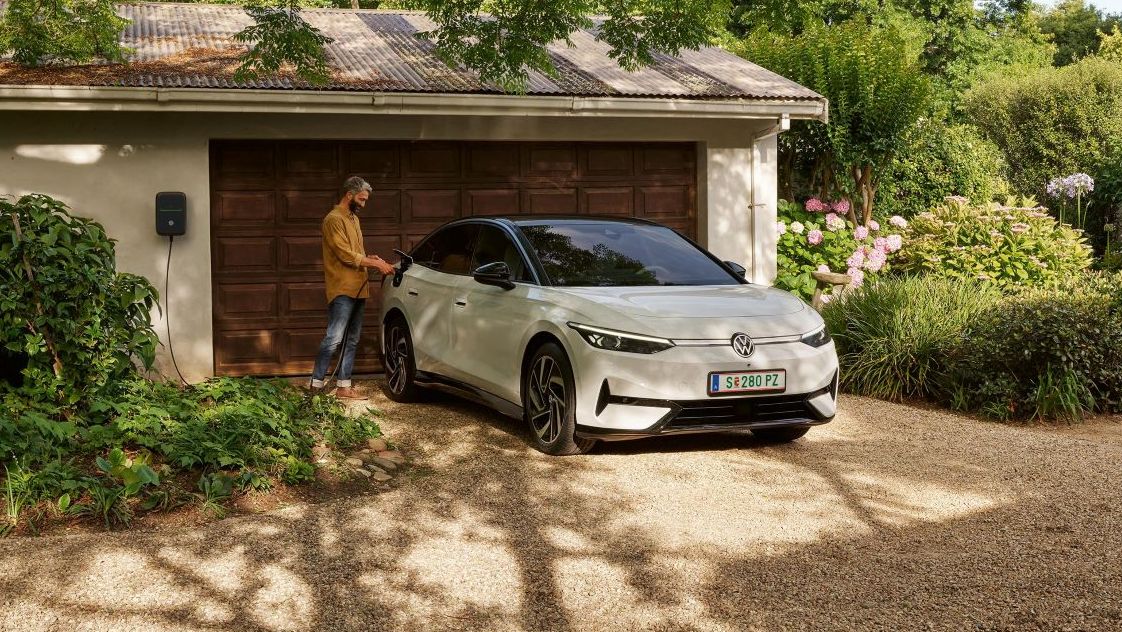 Mann lädt eine ID am ID.Charger 2