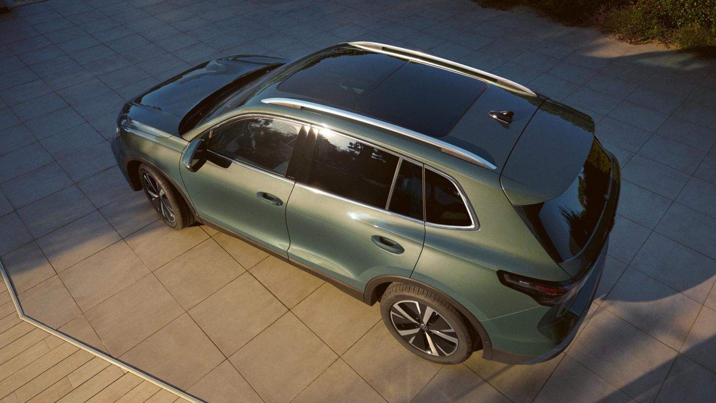 Blick auf einen grünen VW Tiguan Elegance mit Panoramadach von oben.