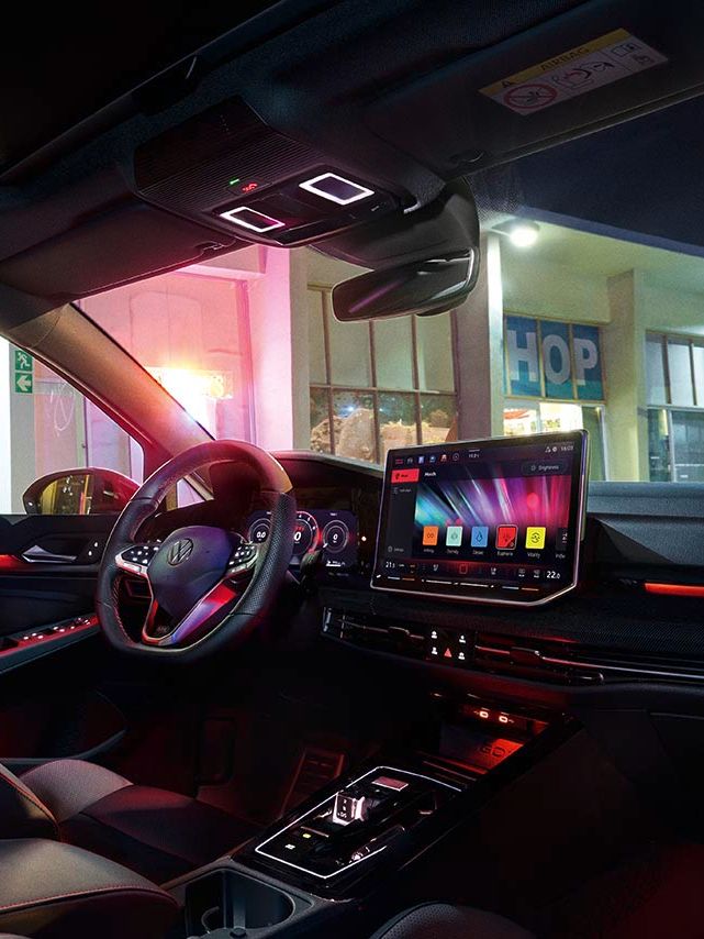 Ambientebeleuchtung im VW Golf GTI bei Nacht
