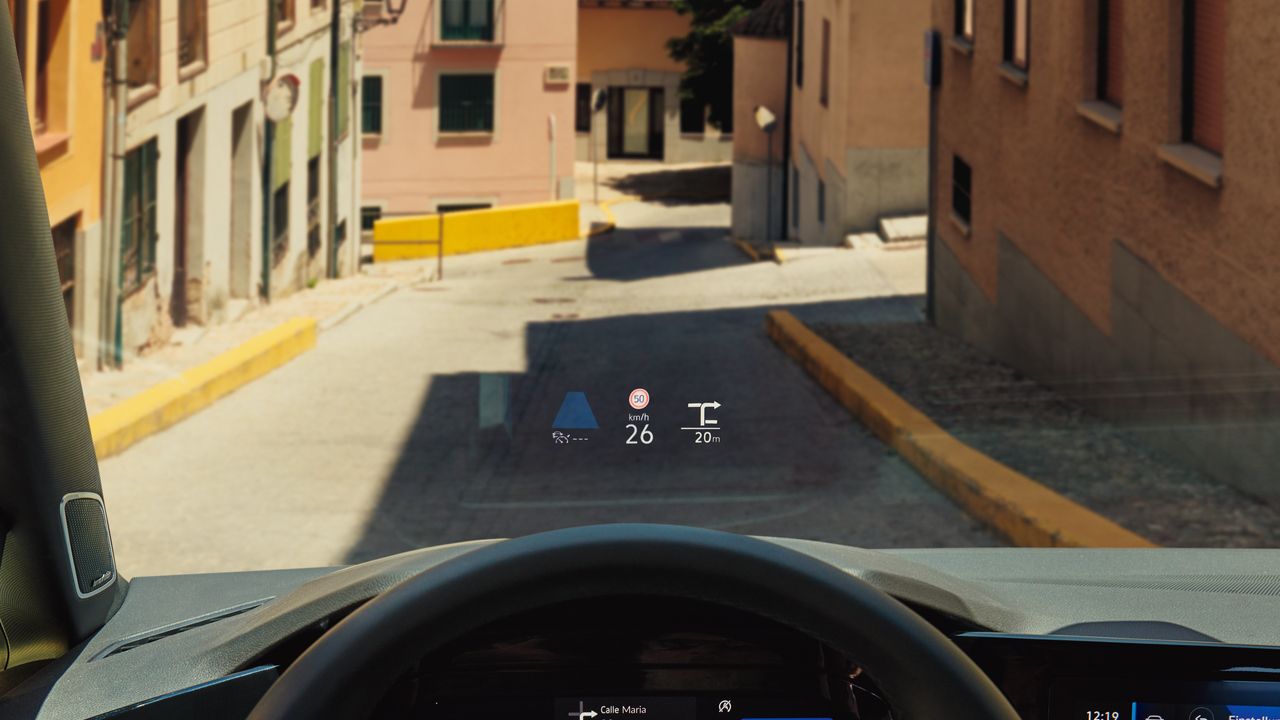 VW Golf Digital Cockpit während der Fahrt mit Head-Up-Display