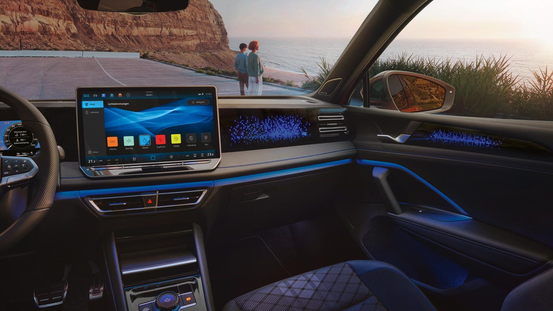 Farbdisplay zeigt Einstellungen des Ambientelichts, Innenraum des VW Tiguan ist blau beleuchtet.